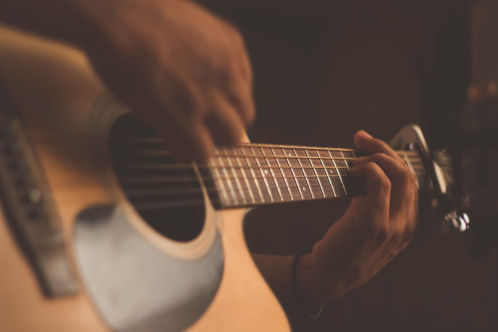 Gitar akustik